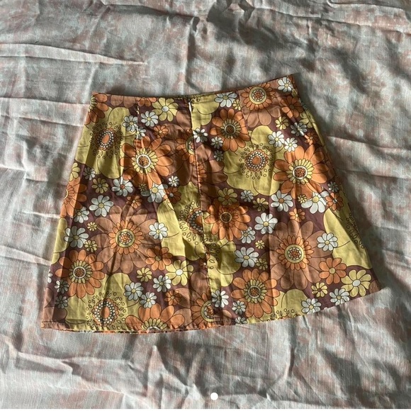 COPY - Vintage vibes floral skirt 🌼 - Picture 2 of 2